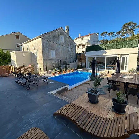 Holiday home Fosa Poolfloor Mit Pool Und Meeresblick Veli Rat